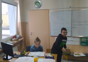 Uczniowie prowadzą lekcje języka polskiego.