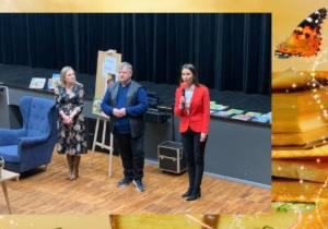 Zdjęcie przedstawia Pana Wiesława Drabika, autora książek dla dzieci wraz z Panią Moniką Pawlik, Wiceburmistrz Rzgowa oraz Panią Anną Malinowską, Dyrektor Gminnej Biblioteki Publicznej.