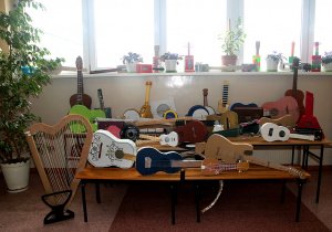 Wystawa eko instrumentów strunowych przy pracowni 29B