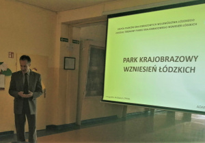 Pan Adam Świć, gość specjalny prezentujący prelekcję o parkach krajobrazowych najbliżej naszego terenu.