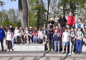 Uczestnicy wycieczki przed Urzędem Miejskim w Rzgowie