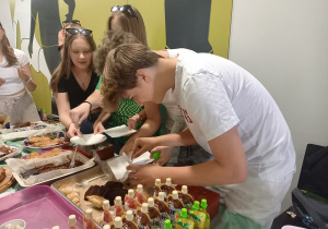 Uczniowie klasy 8c podczas sprzedaży ciast, w trakcie trwania turnieju.