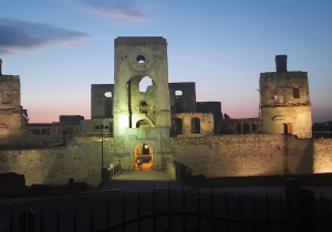 Nocne zdjęcie oświetlonego zamku Krzyżtopór