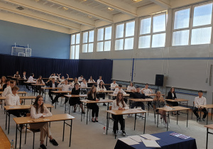 Wszyscy gotowi do egzaminu - duża sala gimnastyczna