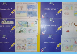 Zdjęcie przedstawia indeksy uczniów, w których zamieszczone są rysunki dokumentujące realizację poszczególnych lekcji.