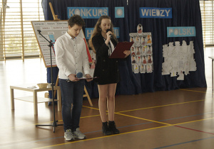 Na zdjęciu uczennica i uczeń prowadzący Szkolny Konkurs Wiedzy o Historii Polski.