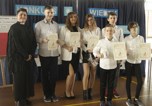 Uczniowie, którzy otrzymali nagrody nazwane na cześć Patrona szkoły "Długoszkami". Trzymają w rękach dyplomy oraz symboliczne kubki z wizerunkiem Jana Długosza.