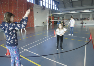 Uczniowie klas VI rywalizują w skokach przez skakankę.