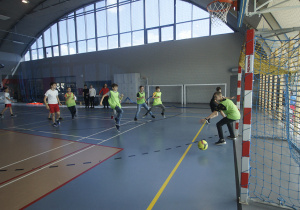 Chłopcy z klas VI biorą udział w turnieju piłki nożnej.