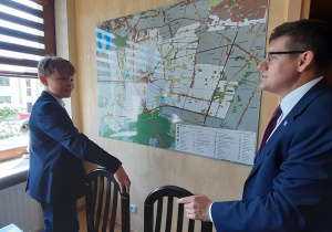Maciej Pietraszczyk uczeń kl.5 w gabinecie burmistrza Mateusza Kamińskiego podczas jednodniowego urzędowania w Urzędzie Miejskim.