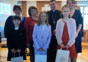 Grupowe zdjęcie nagrodzonych wraz z katechetami i Ks. Bp Markiem Marczakiem