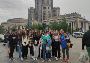 Uczniowie przed Pałacem Kultury i Nauki w Warszawie