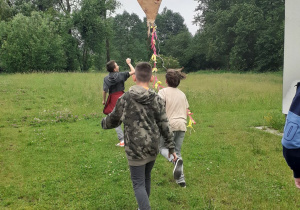 Uczniowie Vd puszczają latawca na wietrze
