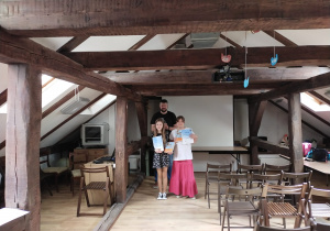 Na zdjęciu Natalia i Alicja z organizatorem konkursu w Muzeum Miasta Pabianic