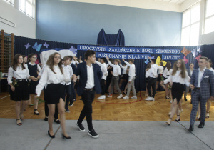 Uczniowie tańczą poloneza.