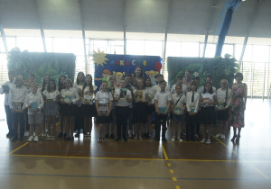 Zdjęcie grupowe nagrodzonych uczniów z klas czwartych.