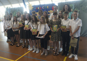 Zdjęcie grupowe nagrodzonych uczniów z klas piątych.