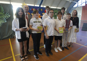 Zdjęcie grupowe nagrodzonych uczniów z klas szóstych.