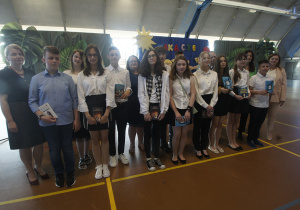 Zdjęcie grupowe nagrodzonych uczniów z klas siódmych.