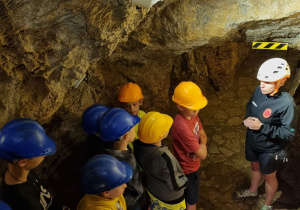 Grupa chłopców w jaskini Kadzielnia
