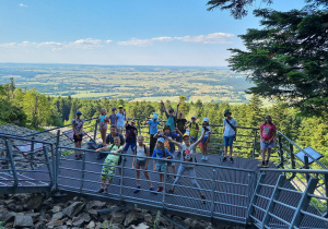 Uczestnicy wycieczki na tarasie widokowym na Łysej Górze podziwiający Gołoborze