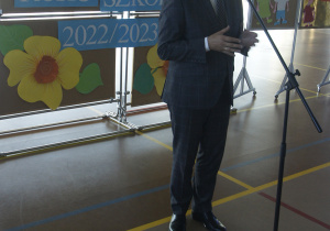 Burmistrz Rzgowa Pan Mateusz Kamiński wygłasza przemówienie inaugurujące rok szkolny 2022/2023 podczas uroczystości dla klas IV-VIII.