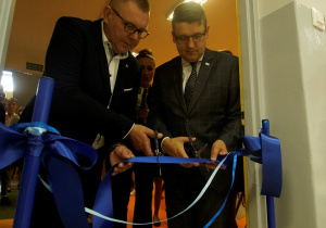 Burmisrz Rzgowa- Pan Mateusz Kamiński i Przewodniczący Rady Miejskiej- Pan Radosław Pełka przecinają symboliczną wstęgę otwierając, pracownię techniczną.