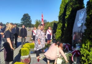 Nauczycielki Szkoły Podstawowej im. Jana Długosza w Rzgowie składają kwiaty pod Grobem Nieznanego Żołnierza.