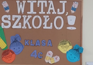 Dekoracja z napisem "Witaj szkoło!" przed wejściem do pracowni klasy IV C.