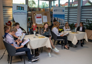 Młodzież szkolna podczas Narodowego czytania 2022 w Gminnej Bibliotece w Rzgowie.
