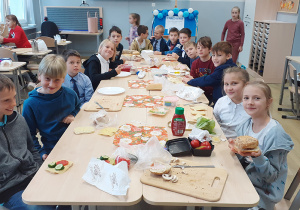 Zdjęcie uczniów klasy 3b z przygotowanymi kanapkami.
