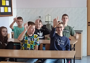Uczniowie klasy 8c kibicujący swojemu kandydatowi w wyborach do SU.