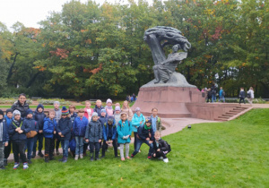 Uczniowie klasy IIIc wraz z wychowawcą przy Pomniku Fryderyka Chopina