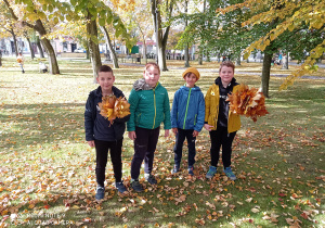 Uczniowie klasy IIIa z jesiennymi bukietami z liści.