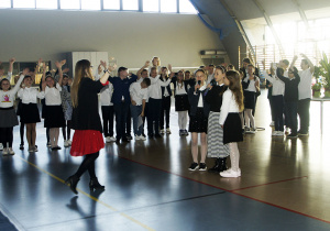 Uczniowie śpiewają piosenkę dla nauczycieli.