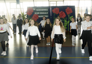 Układ taneczny w wykonaniu uczniów klas I- III.