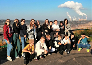 Zdjęcie grupowe klasy 8e na tle elektrowni w Bełchatowie.