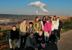 Zdjęcie grupowe klasy 8a na tle elektrowni w Bełchatowie.