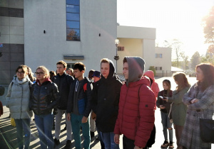 Uczestnicy wycieczki czekający przed budynkiem “PGE Giganty Mocy”.