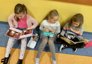 Kolaż zdjęć - uczniowie czytają książki na korytarzu szkolnym.