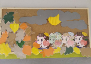 Dekoracja ścienna na tablicy korkowej: słońce, chmury, liście jesienne i jeże. Prace wykonane w grupie porannej pod opieką Pani Agnieszki Kosińskiej.