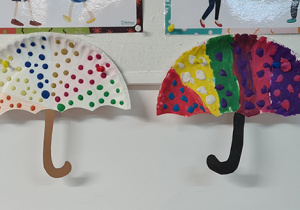 Parasolki- dekorowane plasteliną. Praca wykonana w grupie II pod opieką Pani Mileny Modranki.