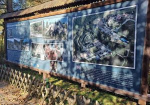 Tablica informacyjna pokazująca plan parku dinozaurów.