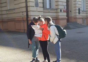 Dziewczęta pracują z mapą przez III Liceum w Łodzi