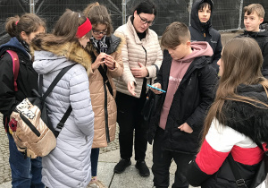 Uczniowie podczas słuchania informacji o Aleksandrze Kamińskim.