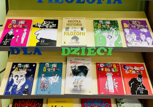 Wystawa książek filozoficznych w bibliotece szkolnej