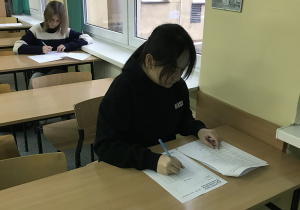 Uczennice podczas pisania Olimpiady Języka Angielskiego dla Juniorów