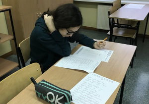 Uczennica podczas nanoszenia rozwiązań na kartę odpowiedzi w olimpiadzie z języka angielskiego