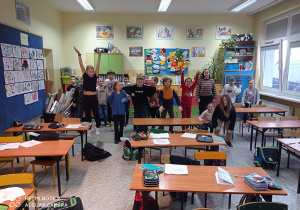 Uczniowie klasy IIIa podczas zabaw muzyczno-ruchowych.