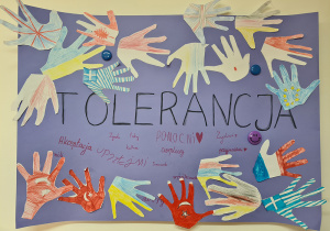 Plakat z okazji tygodnia Tolerancji. Dłonie przedstawiające flagi państw wokół napisu TOLERANCJA. Praca wykonana w grupie II pod opieką Pani Mileny Modranki.